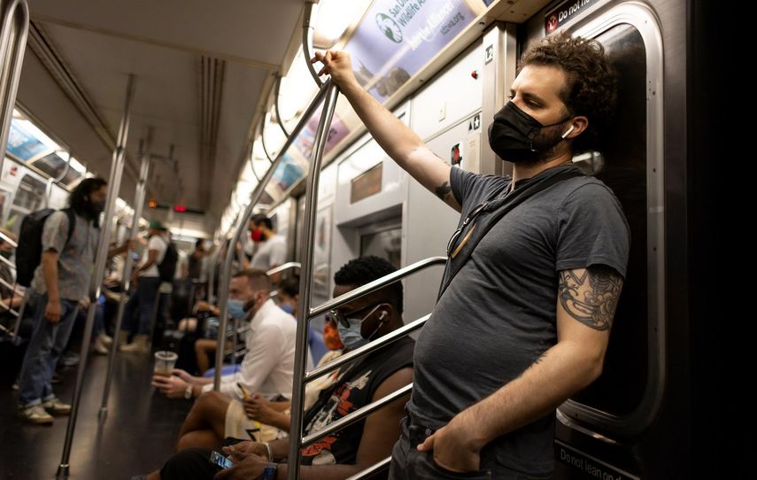 Un juez federal revocó el mandato de uso de mascarillas en transporte público.