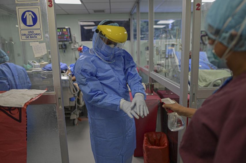 Personal de salud en salas con pacientes contagiados de covid-19.