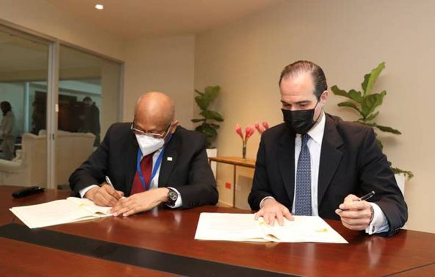 Firma del contrato entre el ministro de Economía y Finanzas de Panamá