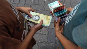 Bancos venezolanos mantienen racionamiento de los nuevos billetes