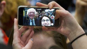 Hillary Clinton sigue sin convencer a los votantes jóvenes