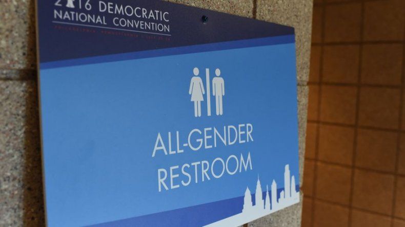 Un juez federal bloquea la ley de baños transgénero de Obama