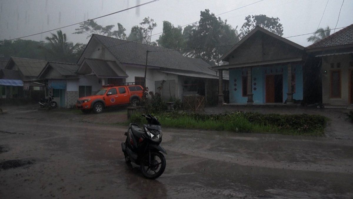 Indonesia: Siguen las evacuaciones por erupción de volcán