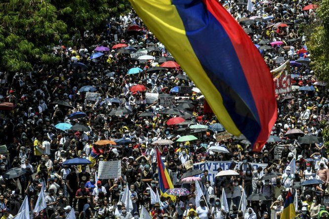 Miles de manifestantes protegidos con mascarillas llegaron en la tarde a la central Plaza de Bolívar