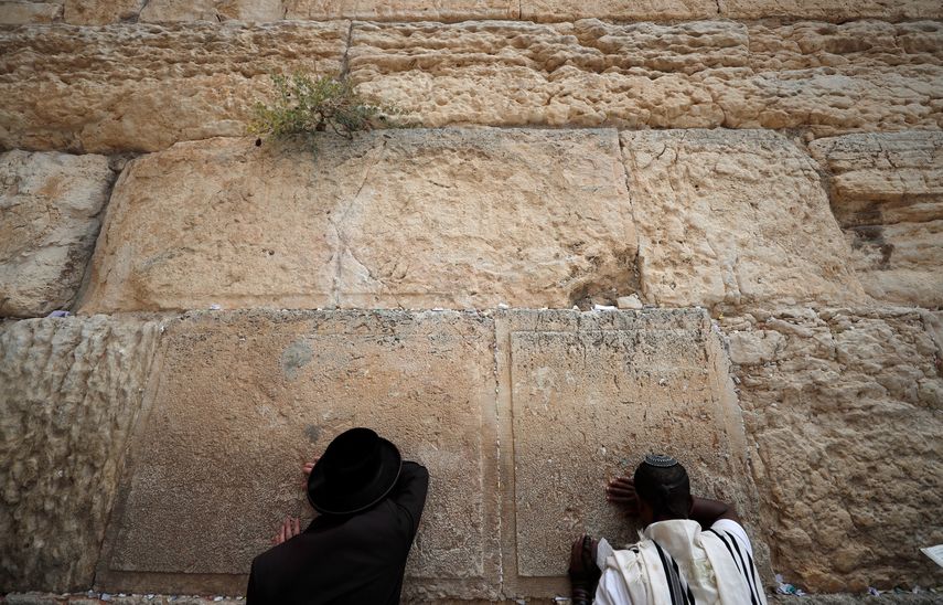 -FOTODELDÍA- EA3478. JERUSALÉN (ISRAEL), 15/09/2021.- Judíos ultraortodoxos rezan en el Muro de las Lamentaciones en la víspera de la celebración de la festividad del Yom Kipur, la más sagrada del calendario hebreo, este miércoles en Jerusalén. EFE/ Atef Safadi 