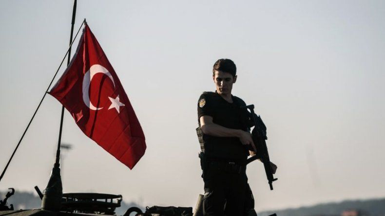 Autoridades turcas imponen cerco a base aérea de Incirlik y cortan electricidad