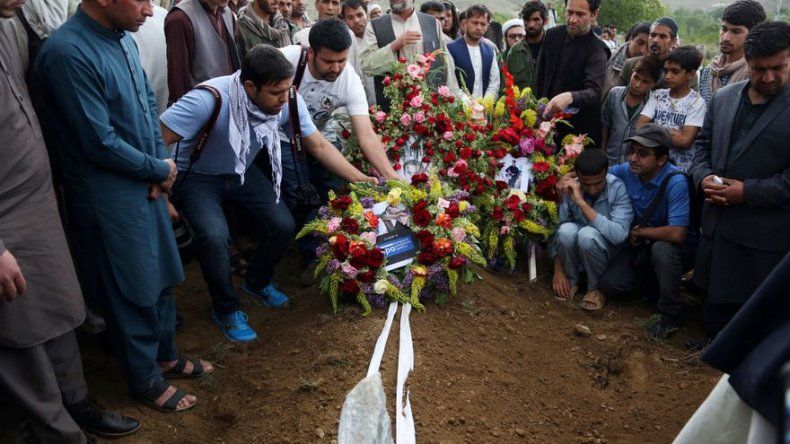 Miles asisten a funeral de fotógrafo afgano asesinado