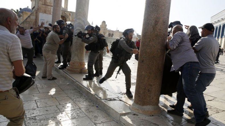 Policía veta a hombres menores de 50 en lugar de Jerusalén
