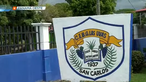 Cuatro docentes voluntarios imparten clases en el Centro Educativo de Las Uvas.