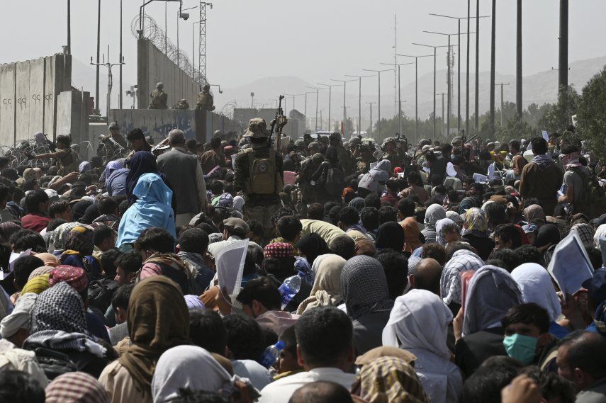 Miles de personas esperan en las afueras del aeropuerto de Kabul