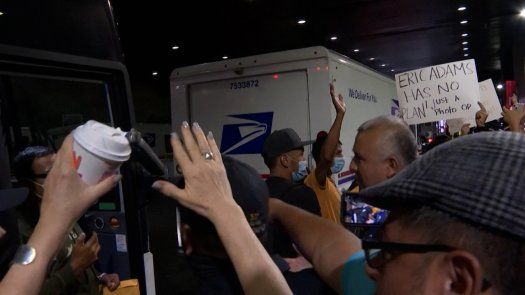 Llegan a Nueva York un centenar de migrantes enviados por las autoridades de Texas