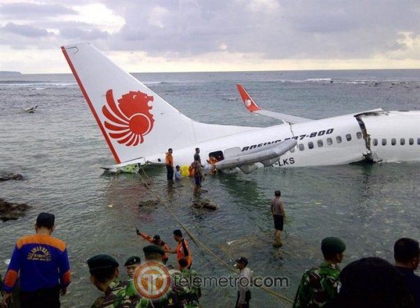 Avión cae al mar en Bali