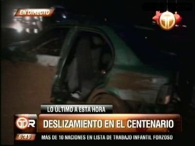 Derrumbe afecta dos vehículos en acceso a Puente Centenario