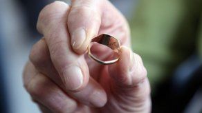 Hallan anillo de bodas perdido... 15 años después