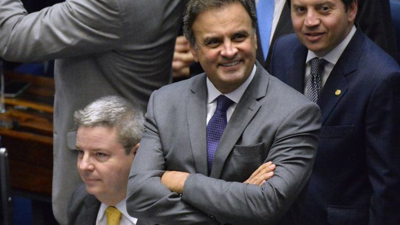 Neves recupera mandato de senador en Brasil tras denuncia por corrupción