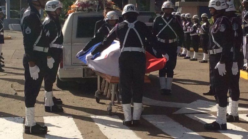 Rinden homenaje y dan último adiós a policía fallecido tras robo a la DGI