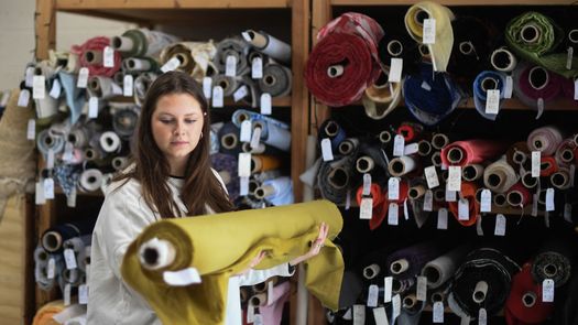 La costura, un pasatiempo en auge para jóvenes en busca de moda sostenible