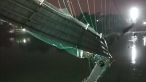 En 2011, al menos 32 personas murieron cuando un puente lleno de gente que acudía a un festival colapsó en el noreste de la India, a unos 30 kilómetros de Darjeeling.