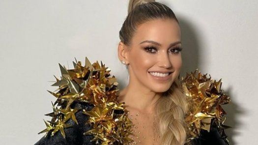 Salió a saludar: A Fanny Lu se le sale un seno en pleno concierto