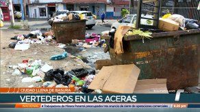 Persiste la acumulación de basura en aceras y paradas en la capital