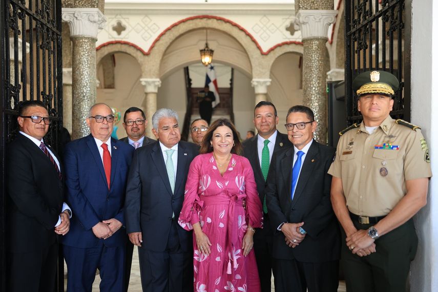 La Presidencia recibe con serenata a la primera dama Maricel de Mulino por su cumpleaños
