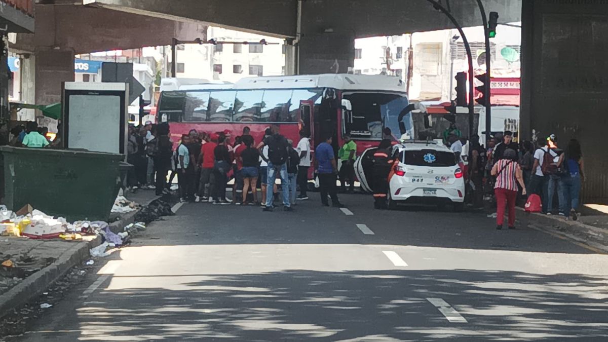 ¡AHORA! MiBus anuncia desvió en la 5 de Mayo por atropello en la vía