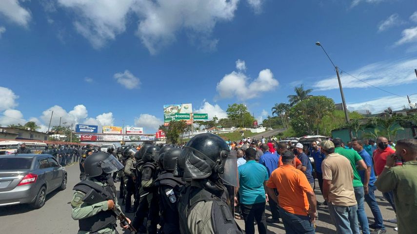 Marcha de transportistas a la altura del puente de Arraiján.