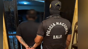 Unidad de la Policía Nacional junto a uno de los aprehendidos Unidad de la Policía Nacional junto a uno de los aprehendidos