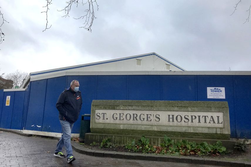 Los casos nuevos confirmados a diario en Gran Bretaña alcanzaron un récord de 218.274