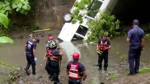 Familiares acuden a la morgue para identificar a víctimas del accidente en Las Cumbres