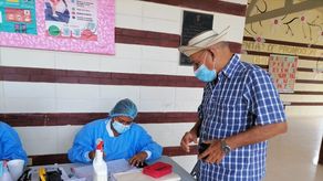 El personal de salud de Panamá se mantiene realizando pruebas de hisopado y jornadas de vacunación contra la COVID-19.