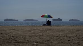 Se espera que los compromisos del operador del puerto de Los Ángeles, de los estibadores y de algunas de las mayores empresas minoristas y navieras del país ayuden a aliviar el retraso.