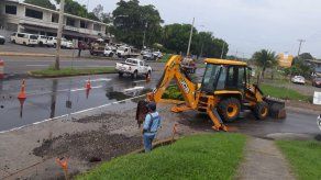 Empresa privada provoca rotura de tubería y deja sin agua a varios sectores en Don Bosco