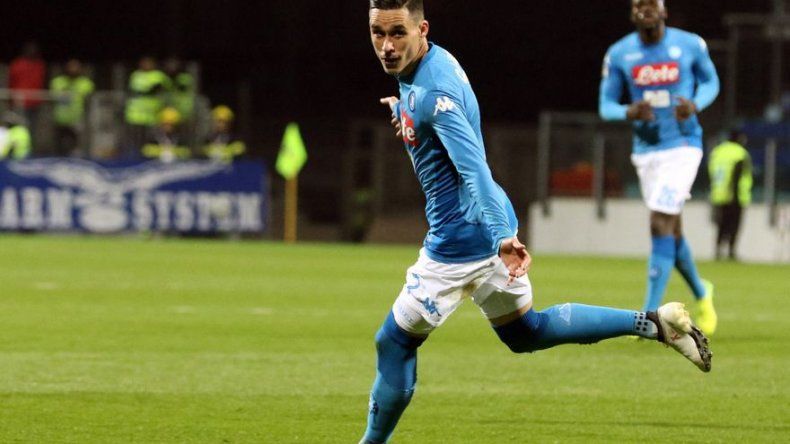 Napoli golea 5-0 a Cagliari y se despega de Juventus