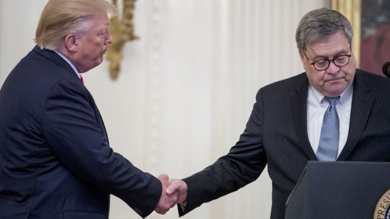 Trump mete de nuevo a secretario Barr en refriega política