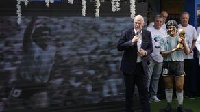 Al final del homenaje, los parlantes reprodujeron el relato del periodista uruguayo Víctor Hugo Morales el legendario segundo gol de Maradona a los ingleses, elegido por FIFA el mejor de la historia del certamen.