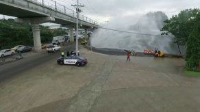 Colapsa tubería en la vía Transístmica