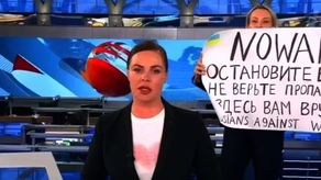 Al fondo con el cartel la periodista rusa Marina Ovsyannikova.