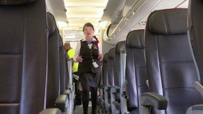 ¿El tiempo vuela? No para una azafata de 81 años en EEUU