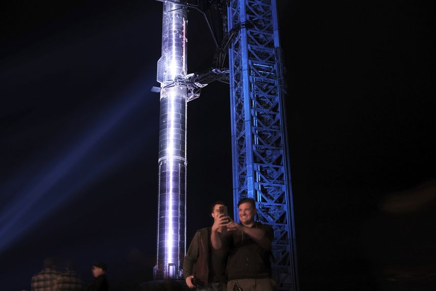 Musk presentó su primera actualización sobre Starship en más de dos años el martes por la noche junto al cohete de 119 metros (390 pies) en el puerto espacial de SpaceX en Texas.