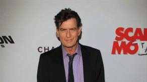 Exprometida de Charlie Sheen solo habla con él a través de abogados