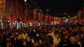 La iluminación navideña de la avenida también se verá afectada y se apagará a las 11:45 p.m. en lugar de las 2:00 a.m. acostumbradas.