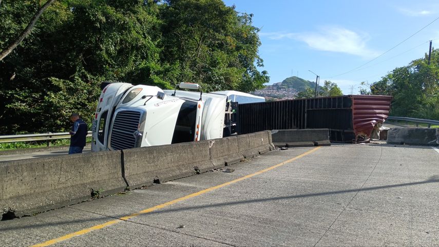 Cierre temporal en el Corredor Norte por vuelco de camión