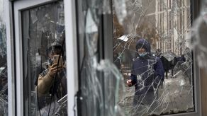 Las movilizaciones se tornaron extremadamente violentas, con edificios gubernamentales incendiados y decenas de inconformes y más de una docena de agentes de seguridad muertos.