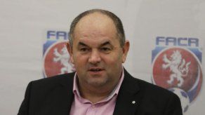 Policía allana sede de federación checa de fútbol