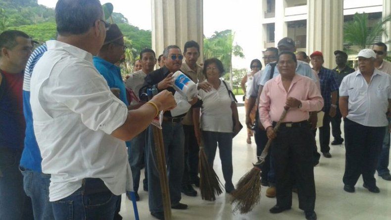 Miembros del CD barren el TE, exigen renuncia de Pinilla