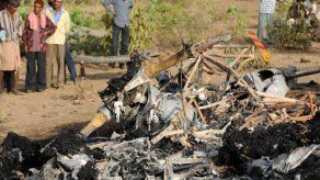 Fallecen 7 ocupantes al estrellarse un helicóptero militar en la India