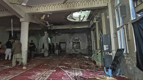 El personal de seguridad inspecciona una mezquita después de la explosión de una bomba en Peshawar.