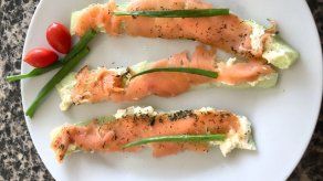 Bastones de pepino con salmón ahumado