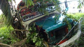 Diablo rojo cayó a un barranco y deja varios lesionados